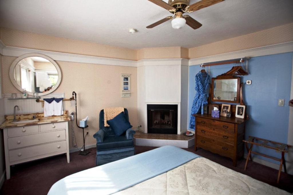 Queen Room with Shared Bathroom